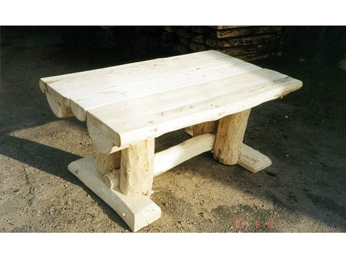 Masywny stół drewniany z pólbala