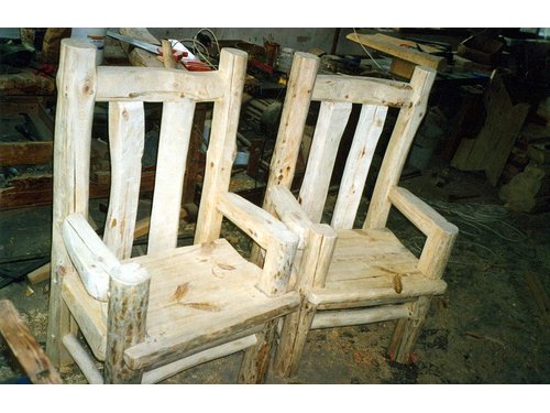 Masywne krzesła