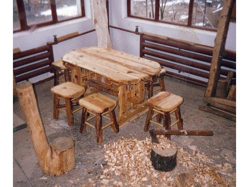 Stół drewniany z taboretami