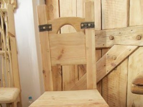 Solidne drewniane krzesła w stylu wiejskim