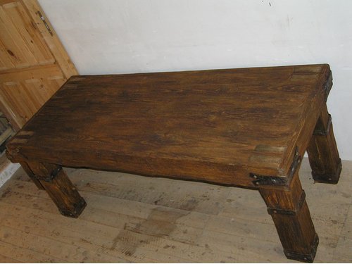 Masywny drewniany stół 