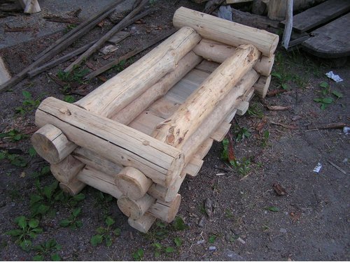 Drewniana donica z okrąglaków