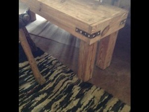 Ławka drewniana do wewnątrz w stylu rycerskim.