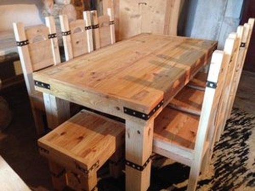 Solidne drewniane krzesła w stylu wiejskim